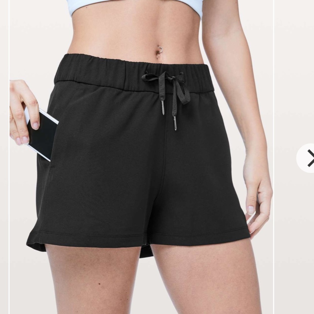 Lululemon On The Fly Short *Woven *2.5"
Black Size 2